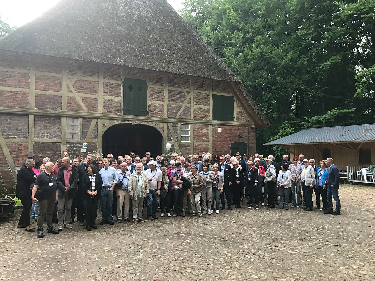 DGM-Mitglieder bei einer Jahresversammlung an der Mühle Karoxbostel